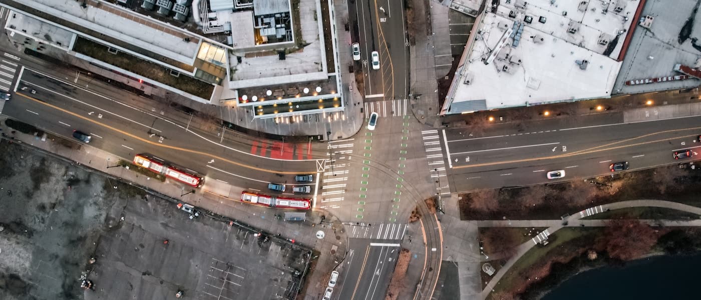 Vista aérea de cidade com múltiplos edifícios comerciais