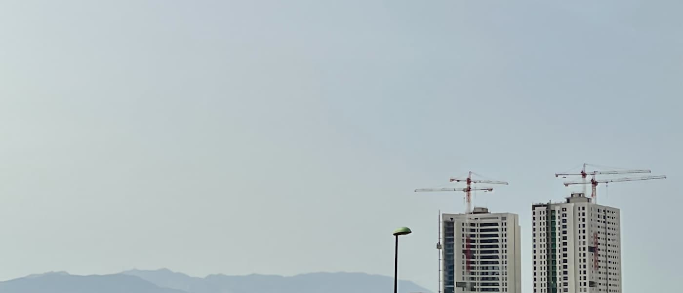 Skyline urbano com guindastes de construção