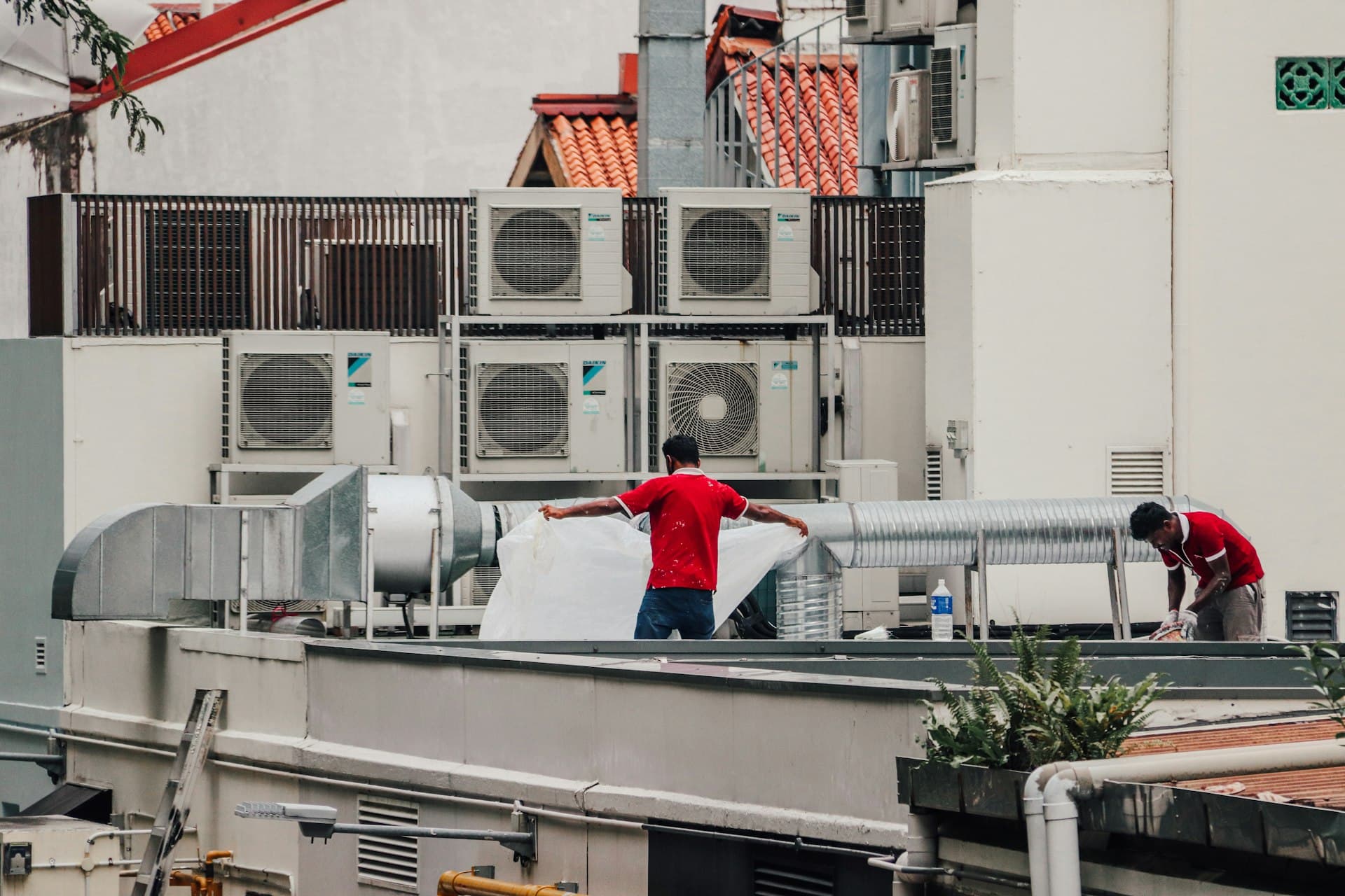Equipamentos de climatização em casa de máquinas