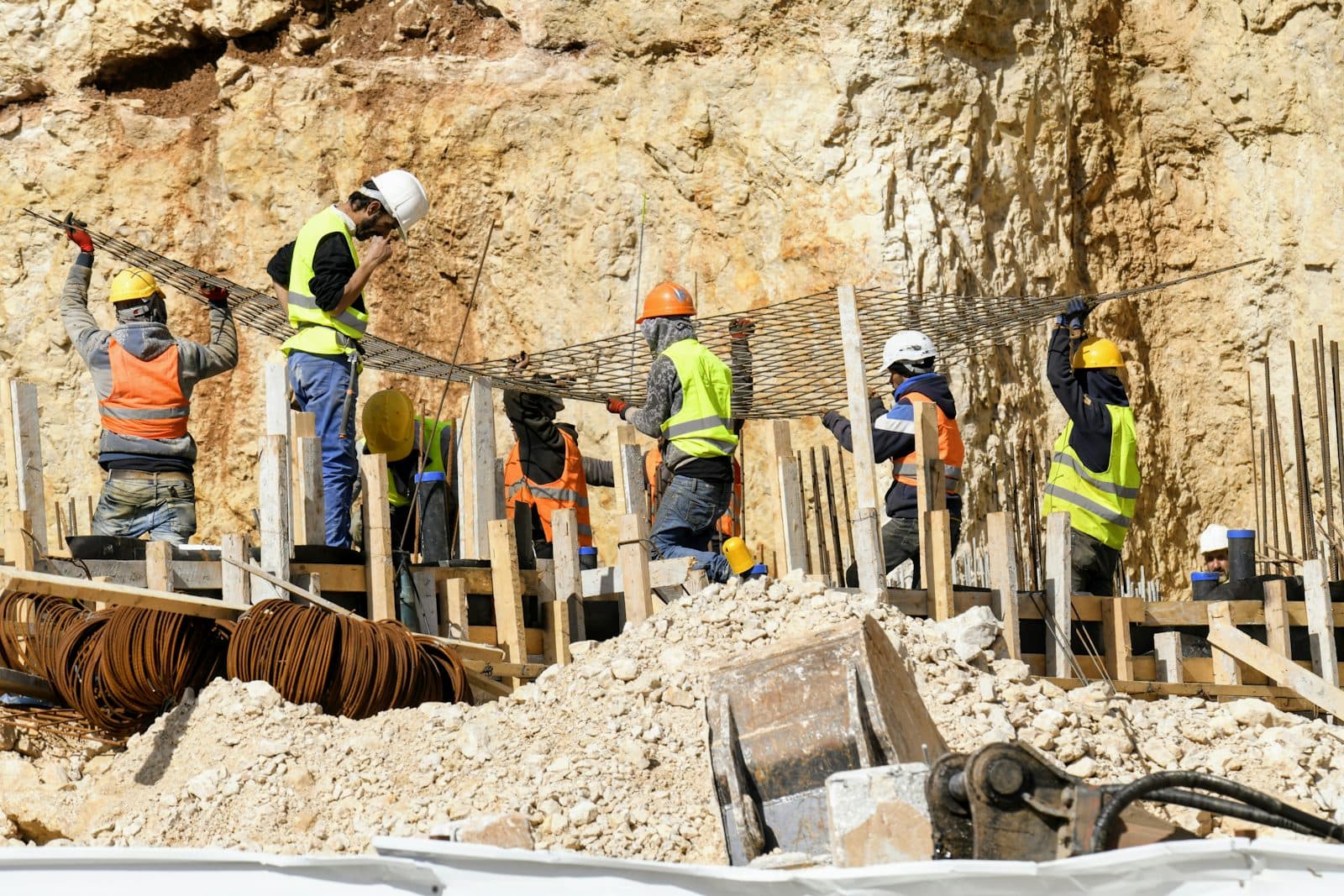 Equipe de construção trabalhando em estrutura de edifício